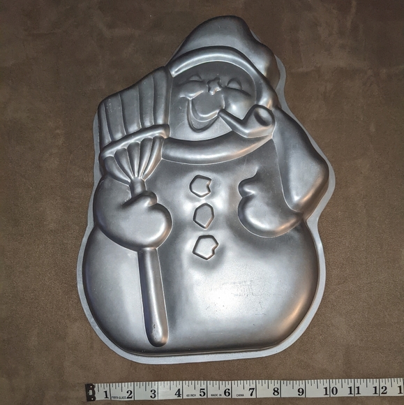 Vintage 1980 Wilton Snow Man Tin Cake Pan - Picture 3 of 4